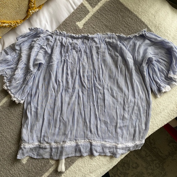 American Eagle Off the Shoulder Top - Picture 3 of 3